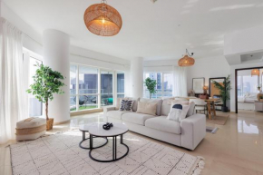 Serene Chic Flat 180 Degree Lake & Marina Skyline View